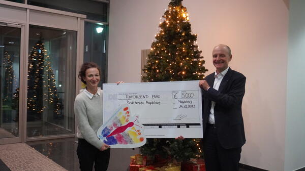 Bild vergrößern: Pierre-Alain Graf, CEO of the GETEC Group, hands over the donation check to Franziska Hppner, director of the hospice.
