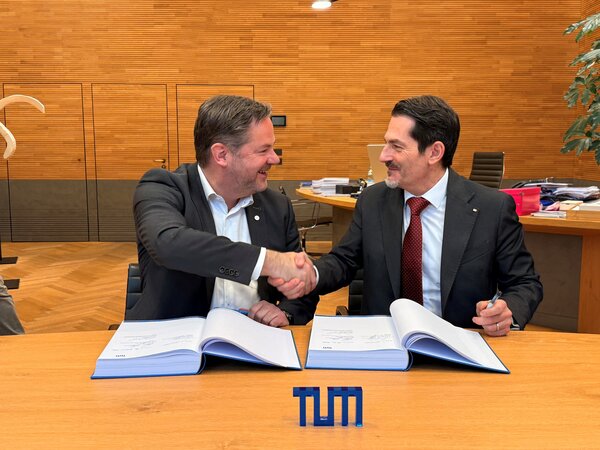 Dr Henning Lustermann, Managing Director of GETEC W&auml;rme und Effizienz GmbH, and Albert Berger, Chancellor of TUM, at the signing of the agreement in Munich.